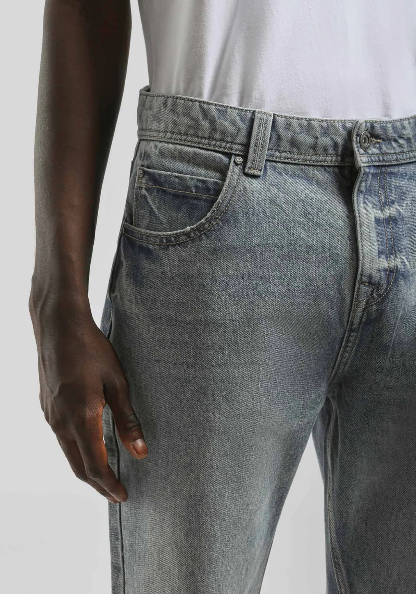 Jeans slim fit con strappi