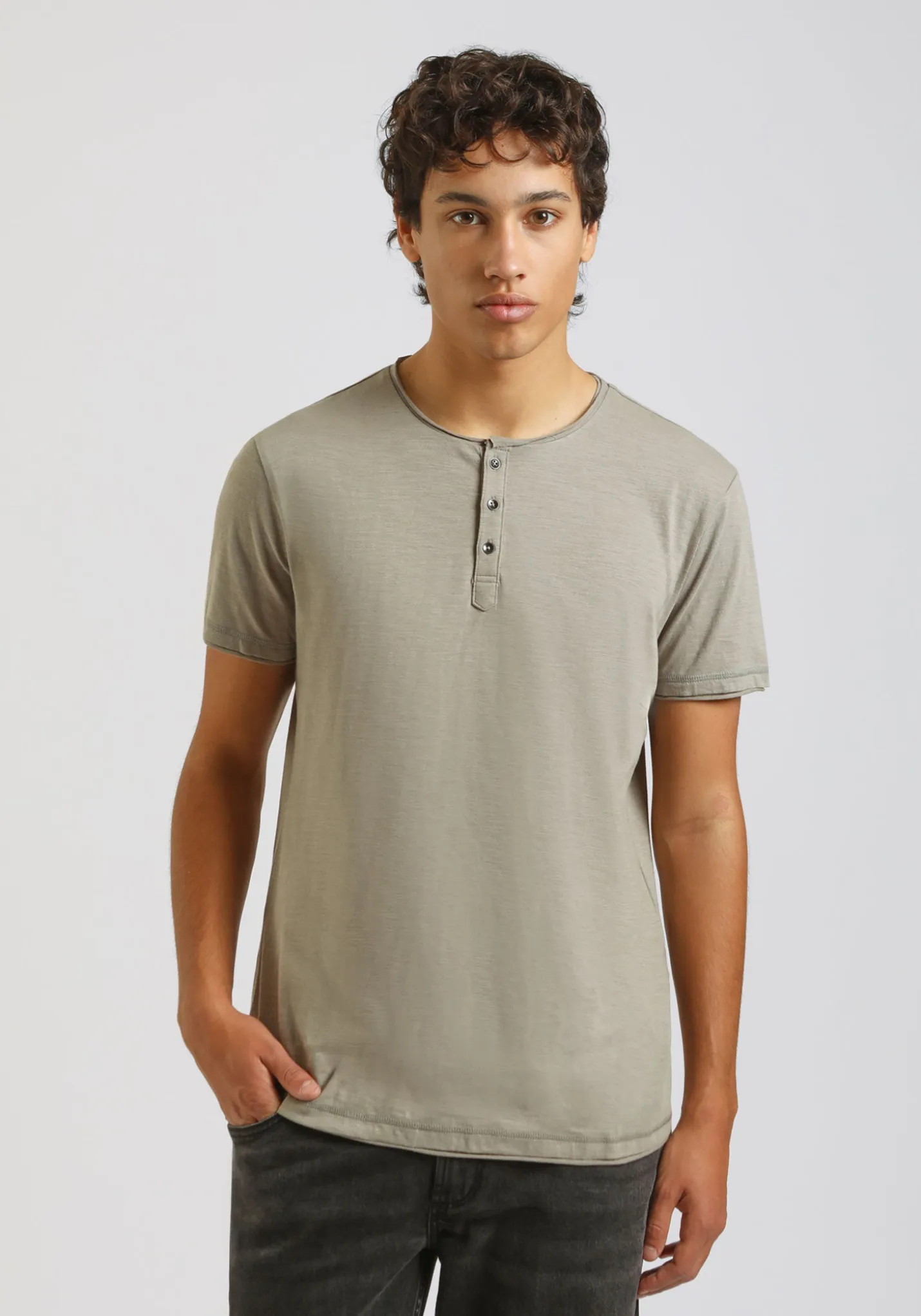 T-shirt collo serafino