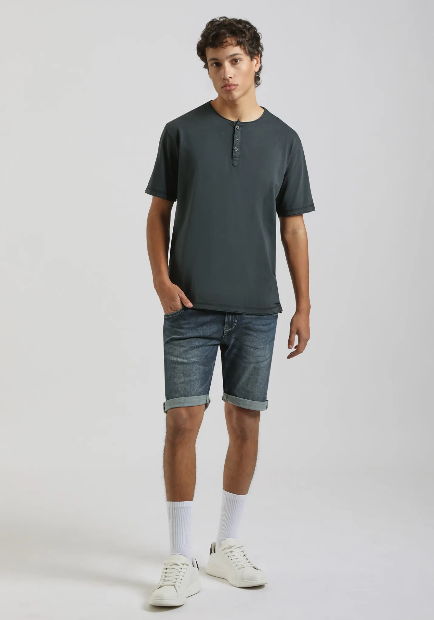T-shirt collo serafino