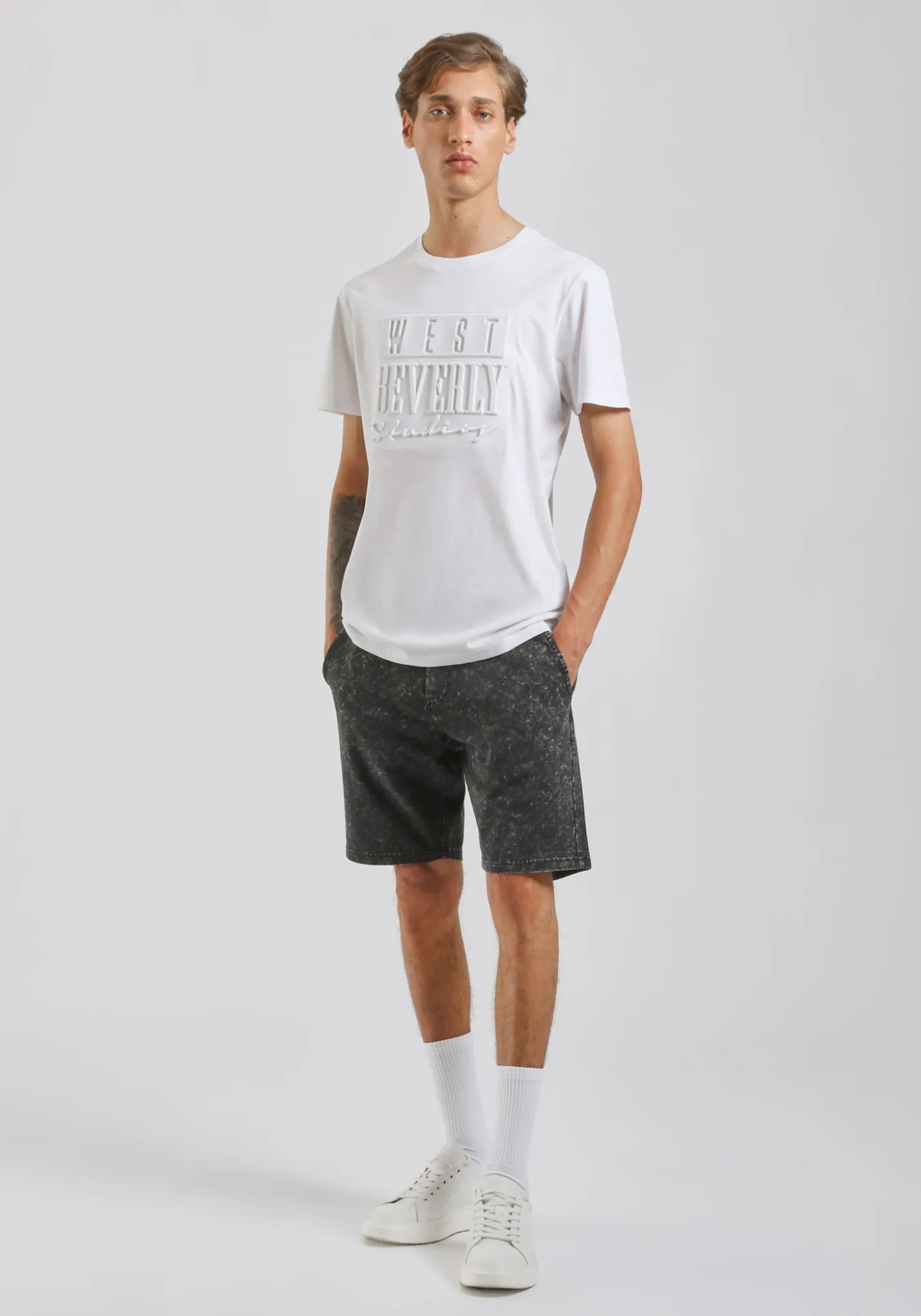 T-shirt con stampa a rilievo